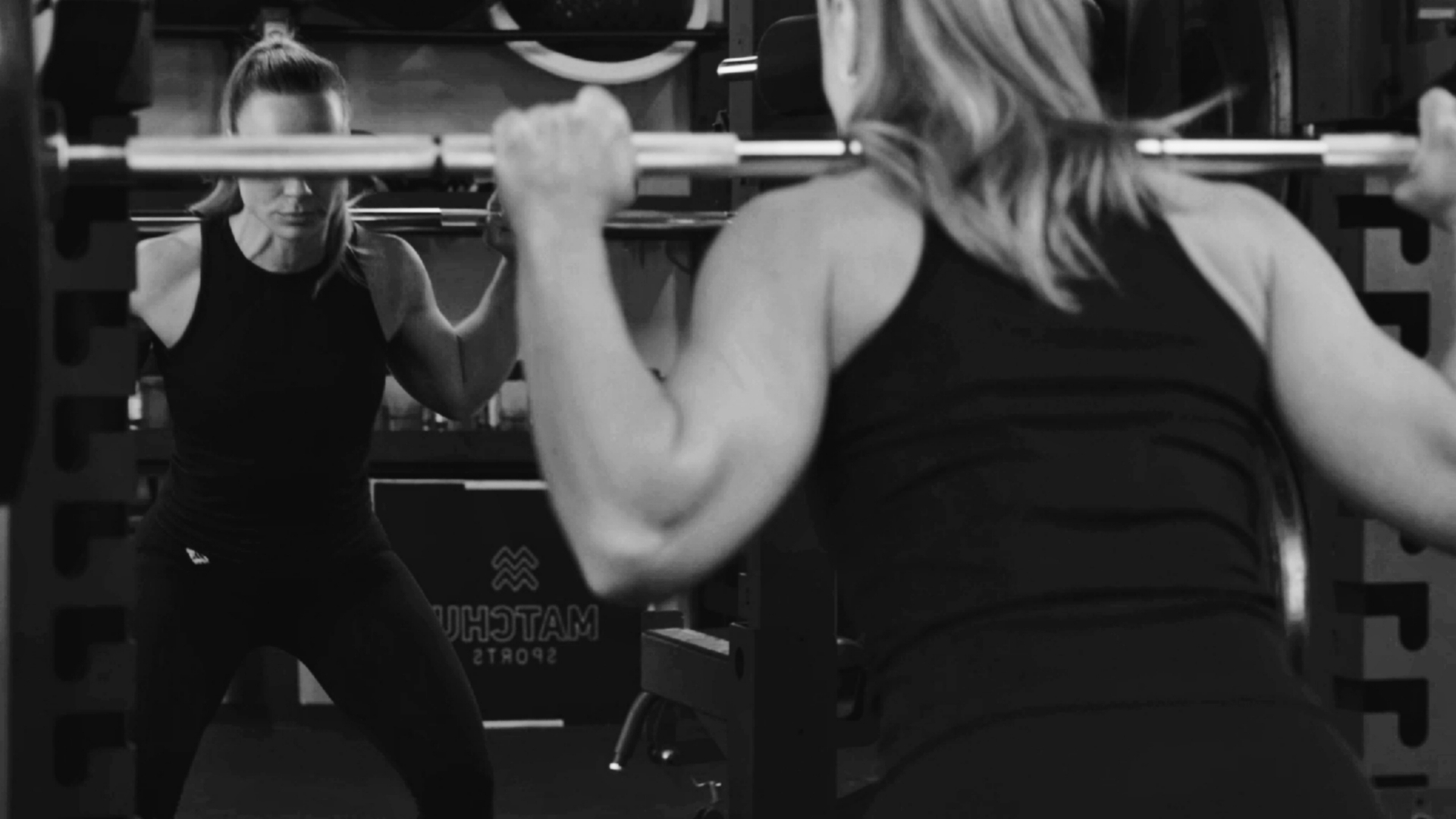 Nienke begeleidt een klant tijdens personal training bij IN&OUT FIT Breda